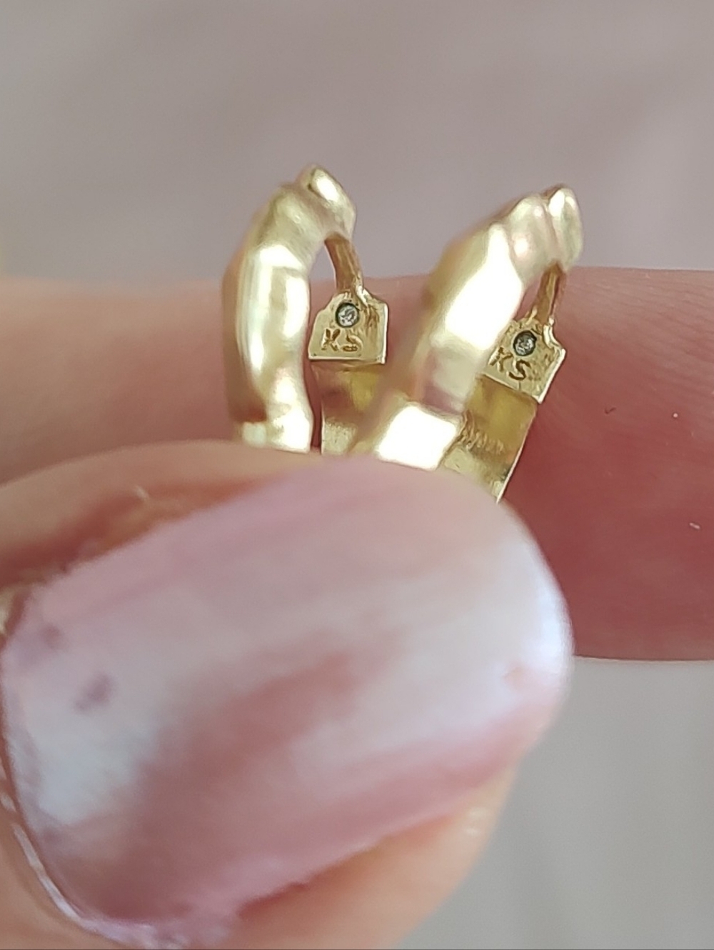 Kendra Scott Abbie Small Hoops - Picture 2 of 4